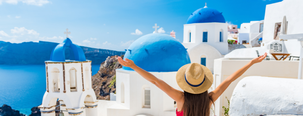 Deze afbeelding heeft een leeg alt-attribuut; de bestandsnaam is Santorini-Sips-Ontdek-het-unieke-wijngebied-van-Griekenland-1024x395.png